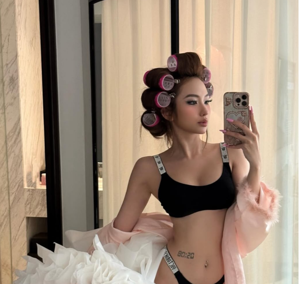 Bạn thân Xuân Ca khoe loạt ảnh nóng bỏng đón tuổi mới, fan Bạn thân Xuân Ca khoe loạt ảnh nóng bỏng đón tuổi mới, fan