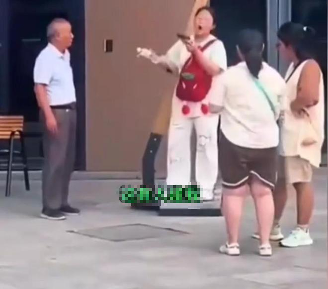 Giả vờ bị cụ ông 70 tuổi quấy rối để Giả vờ bị cụ ông 70 tuổi quấy rối để