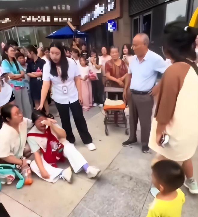 Giả vờ bị cụ ông 70 tuổi quấy rối để Giả vờ bị cụ ông 70 tuổi quấy rối để