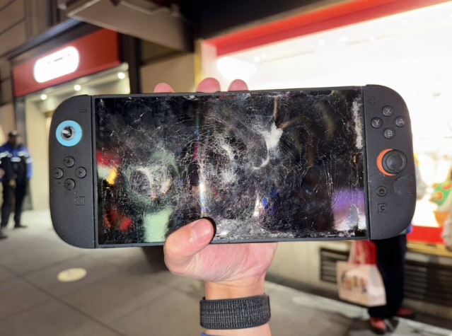 Mua máy chơi game giá gần 13 triệu rồi đập vỡ ngay tại cửa hàng, nam game thủ nhận cái kết đắng ngắt- Ảnh 1.