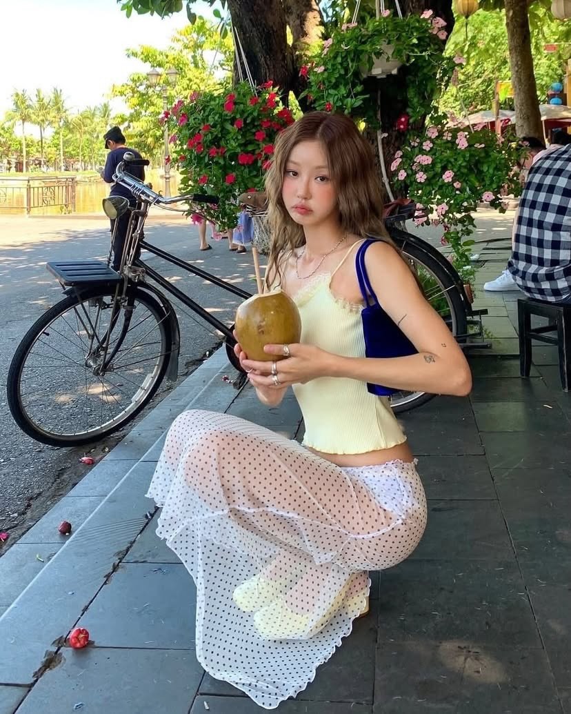 Phản cảm gái xinh diện thời trang xuyên thấu, người qua đường ngại đỏ mặt, 