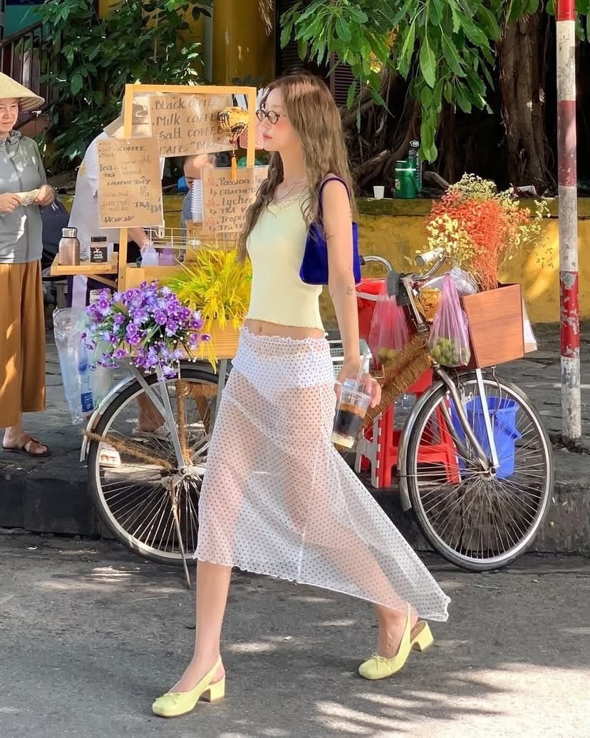 Phản cảm gái xinh diện thời trang xuyên thấu, người qua đường ngại đỏ mặt, 