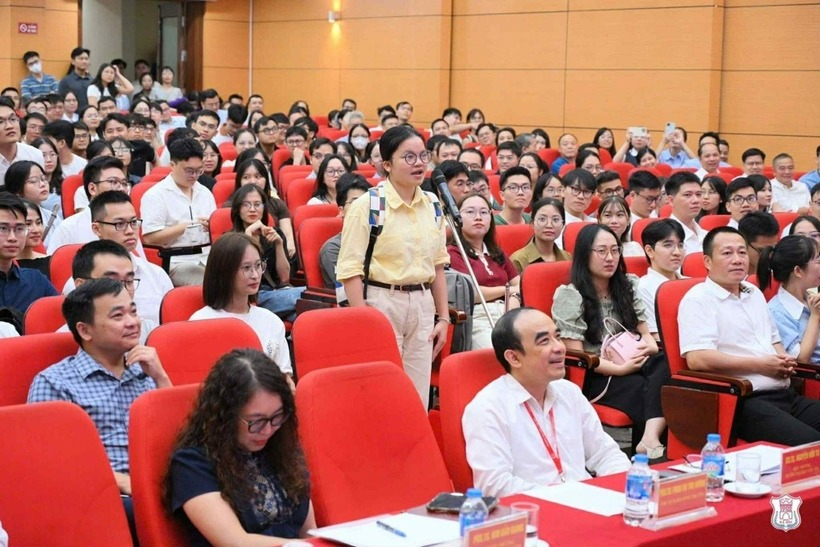 Trần đời chưa thấy bác sĩ nội trú nào đẹp vô cùng tận thế này: Nhan sắc kinh thiên động địa, hoàn mỹ không một điểm trừ- Ảnh 1.