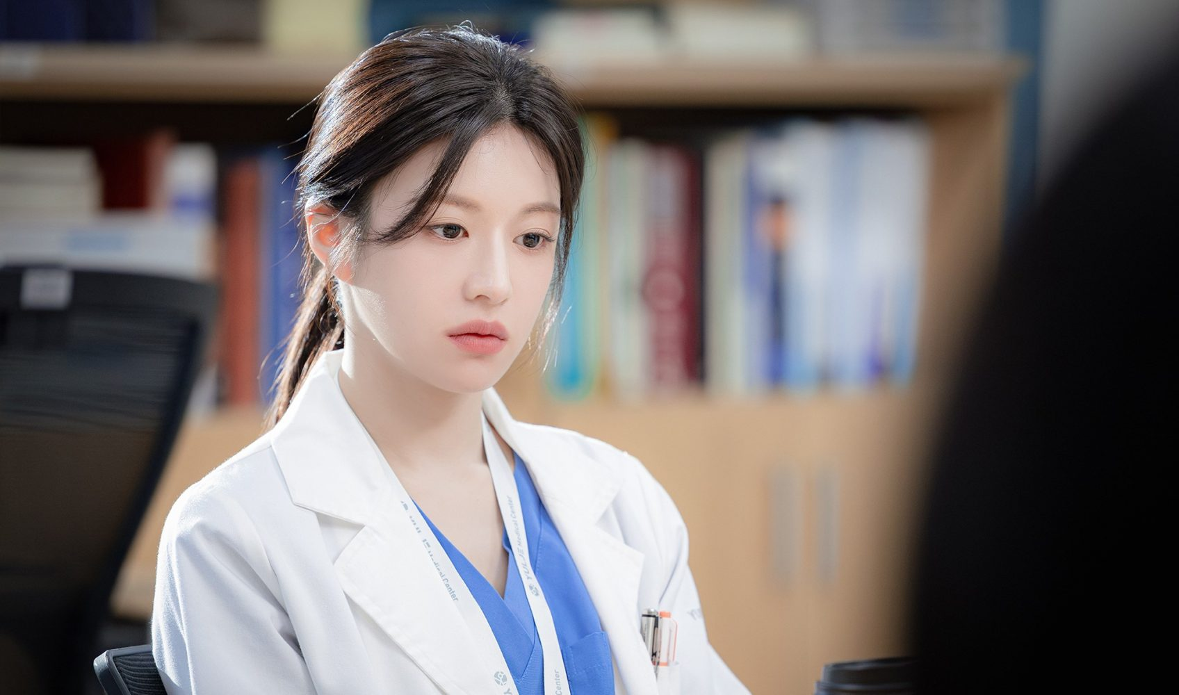 Trần đời chưa thấy bác sĩ nội trú nào đẹp vô cùng tận thế này: Nhan sắc kinh thiên động địa, hoàn mỹ không một điểm trừ- Ảnh 7.