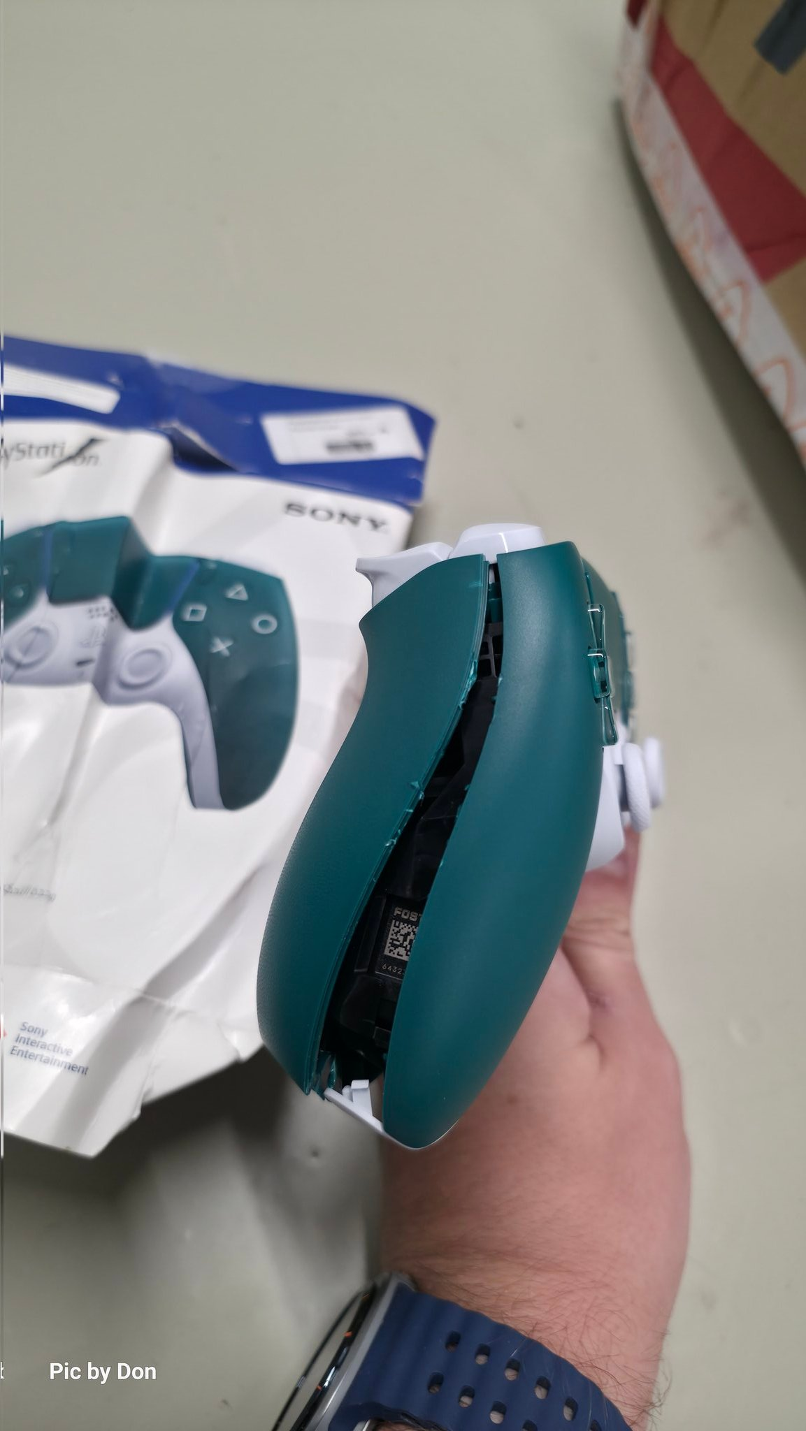 Một trong những tay cầm PS5 “hiếm nhất” bị phá hỏng trong quá trình vận chuyển, giá trị khiến game thủ đau xót- Ảnh 3. Một trong những tay cầm PS5 “hiếm nhất” bị phá hỏng trong quá trình vận chuyển, giá trị khiến game thủ đau xót- Ảnh 3.