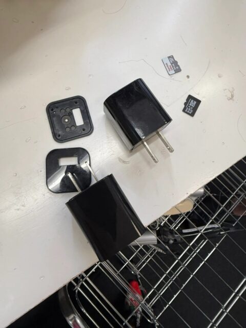 Kinh hoàng nữ ca sĩ bị quay lén cảnh thay đồ bằng 5 camera ẩn bao vây cực kỳ tinh vi- Ảnh 2. Kinh hoàng nữ ca sĩ bị quay lén cảnh thay đồ bằng 5 camera ẩn bao vây cực kỳ tinh vi- Ảnh 2.