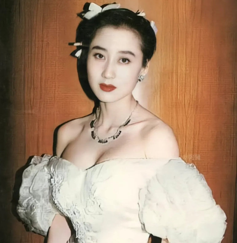 Nàng hậu ngực khủng tai tiếng nhất showbiz, khiến nam thần hạng A mê đến ruồng bỏ vợ con- Ảnh 2. Nàng hậu ngực khủng tai tiếng nhất showbiz, khiến nam thần hạng A mê đến ruồng bỏ vợ con- Ảnh 2.