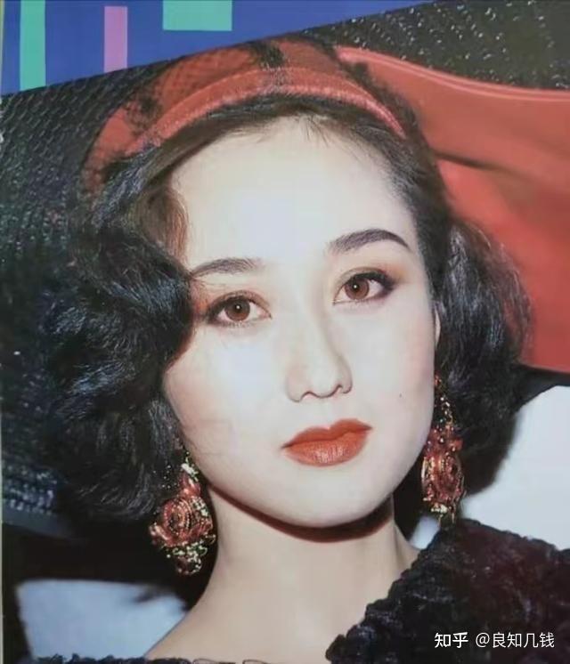 Nàng hậu ngực khủng tai tiếng nhất showbiz, khiến nam thần hạng A mê đến ruồng bỏ vợ con- Ảnh 7. Nàng hậu ngực khủng tai tiếng nhất showbiz, khiến nam thần hạng A mê đến ruồng bỏ vợ con- Ảnh 7.