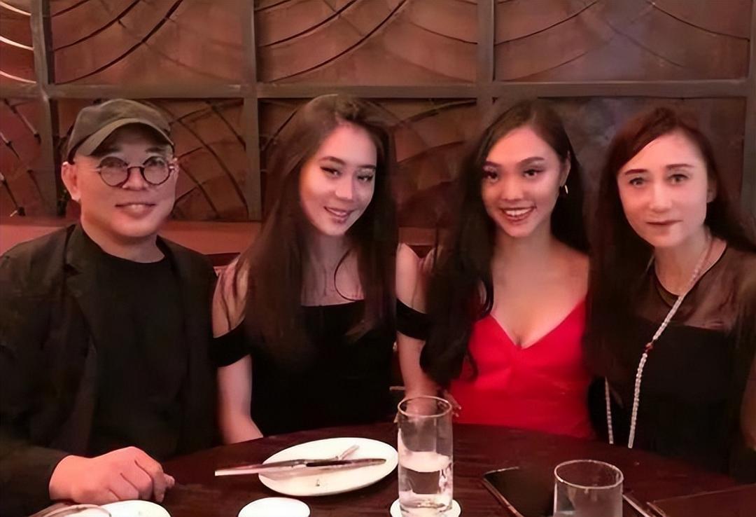 Nàng hậu ngực khủng tai tiếng nhất showbiz, khiến nam thần hạng A mê đến ruồng bỏ vợ con- Ảnh 9. Nàng hậu ngực khủng tai tiếng nhất showbiz, khiến nam thần hạng A mê đến ruồng bỏ vợ con- Ảnh 9.