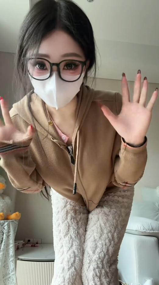 Trổ tài biến hình, hot girl hút cả triệu view, người xem chỉ sau 9 giây đã "ngất xỉu"- Ảnh 2. Trổ tài biến hình, hot girl hút cả triệu view, người xem chỉ sau 9 giây đã "ngất xỉu"- Ảnh 2.