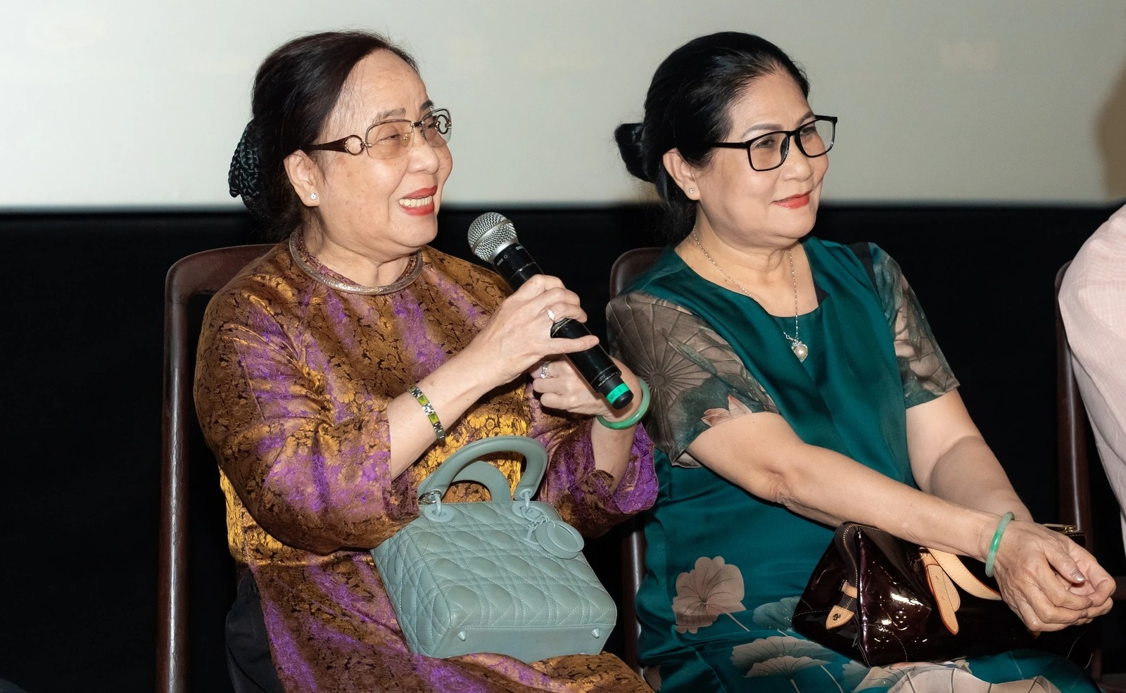 Vụ cướp máy bay rúng động Việt Nam: 52 phút không tặc điên cuồng bắn phá, vũ khí được giấu trong 1 thứ không ai ngờ- Ảnh 10. Vụ cướp máy bay rúng động Việt Nam: 52 phút không tặc điên cuồng bắn phá, vũ khí được giấu trong 1 thứ không ai ngờ- Ảnh 10.