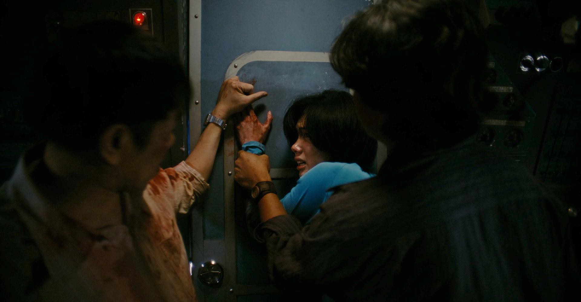 Nữ tiếp viên hàng không tóc ngắn trong Tử Chiến Trên Không: Dáng đẹp, mặt cực xinh nhưng thứ lấn át tất cả là diễn xuất “nổi da gà”- Ảnh 4.