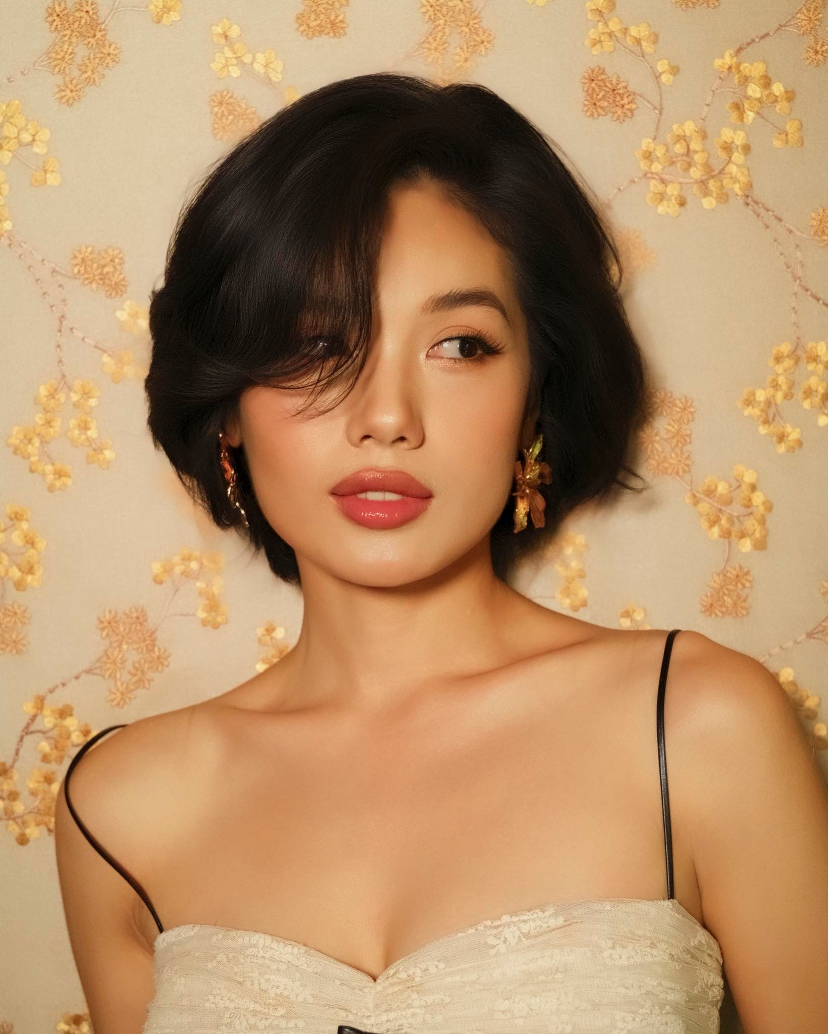 Nữ tiếp viên hàng không tóc ngắn trong Tử Chiến Trên Không: Dáng đẹp, mặt cực xinh nhưng thứ lấn át tất cả là diễn xuất “nổi da gà”- Ảnh 6.