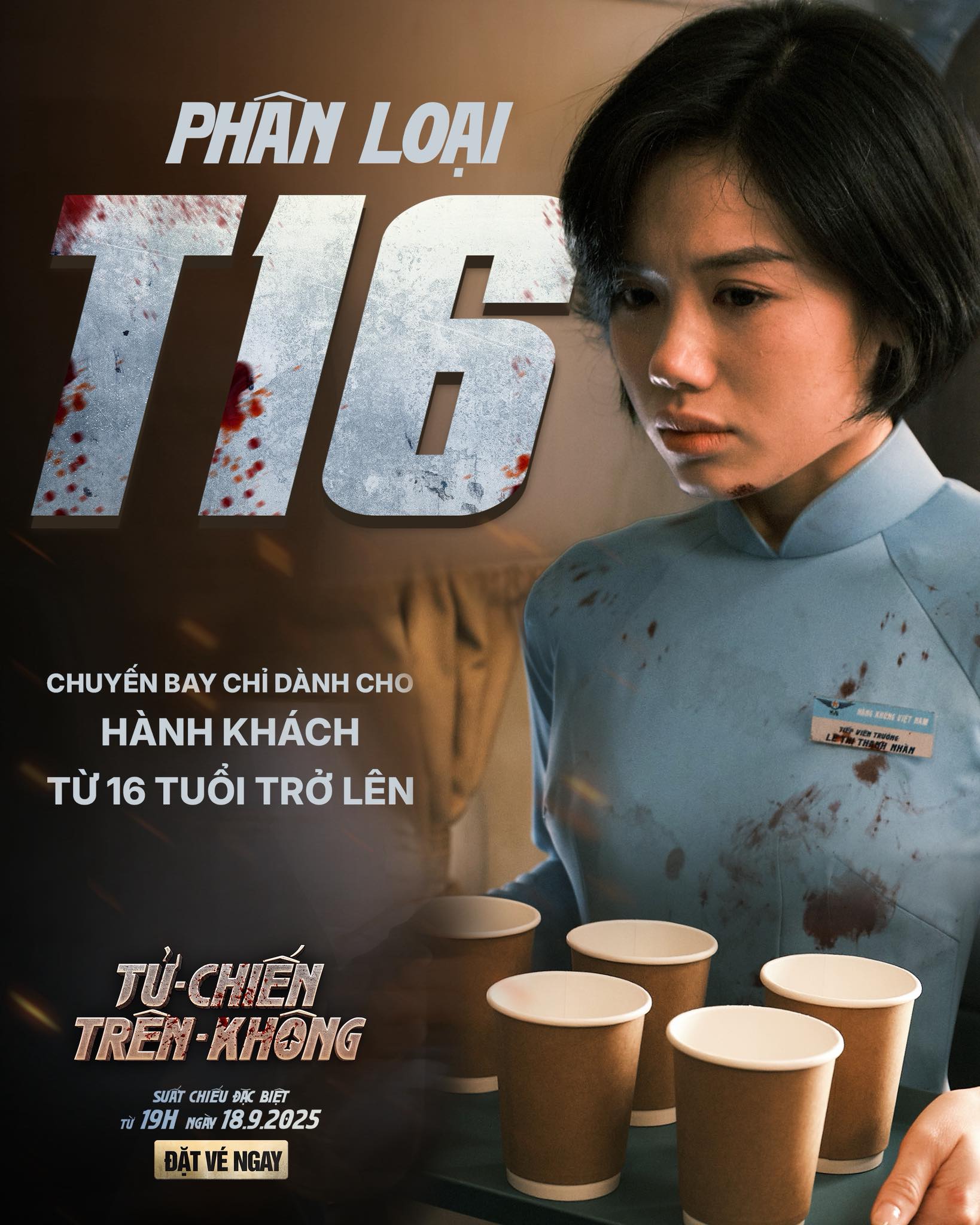 Nữ tiếp viên hàng không tóc ngắn trong Tử Chiến Trên Không: Dáng đẹp, mặt cực xinh nhưng thứ lấn át tất cả là diễn xuất “nổi da gà”- Ảnh 1.