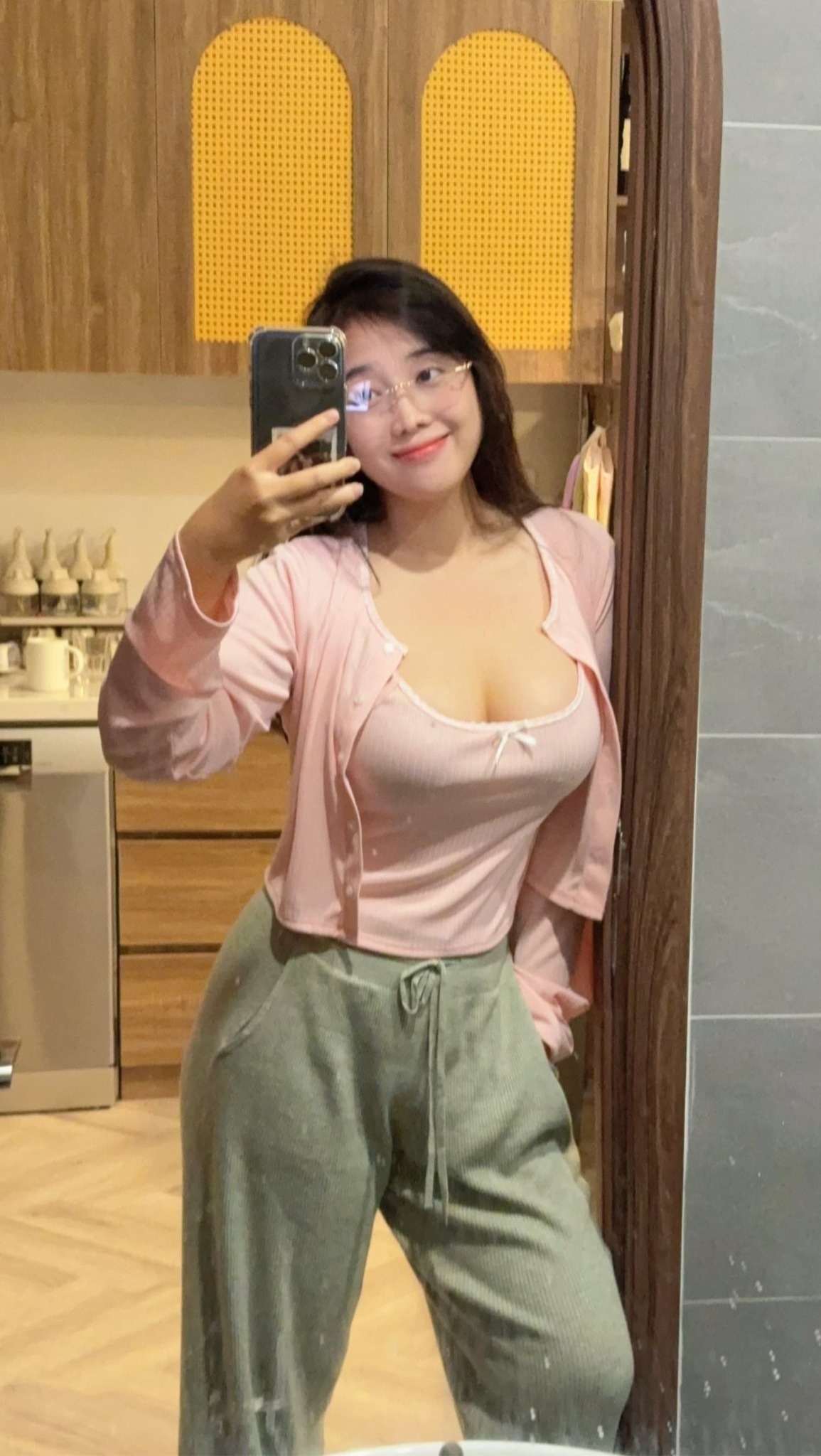 Hot girl TikTok khoe vóc dáng, khiến fan đồng lòng 
