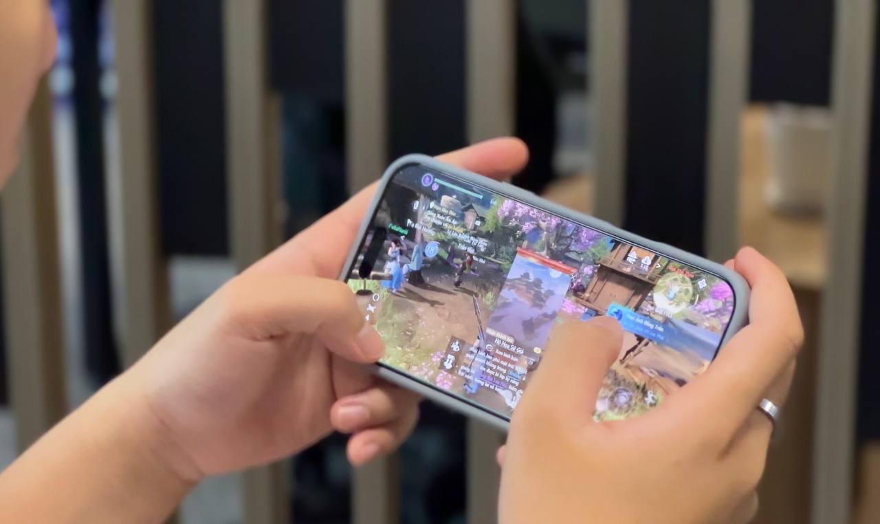 Cảm nhận đầu tiên khi trên tay iPhone 17 Pro Max: Đây là nâng cấp đáng giá mà chắc chắn game thủ sẽ thích- Ảnh 3. Cảm nhận đầu tiên khi trên tay iPhone 17 Pro Max: Đây là nâng cấp đáng giá mà chắc chắn game thủ sẽ thích- Ảnh 3.