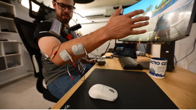 Bá đạo như anh chàng YouTuber, chế tạo hẳn "aim bot" vật lý, tự điều khiển cơ thể mình- Ảnh 2.