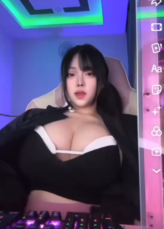 Cuối cùng Pi Tiên cũng đu trend hot nhưng giới hạn người xem, đặc quyền có 1-0-2 chỉ dành cho fan cứng!- Ảnh 4. Cuối cùng Pi Tiên cũng đu trend hot nhưng giới hạn người xem, đặc quyền có 1-0-2 chỉ dành cho fan cứng!- Ảnh 4.