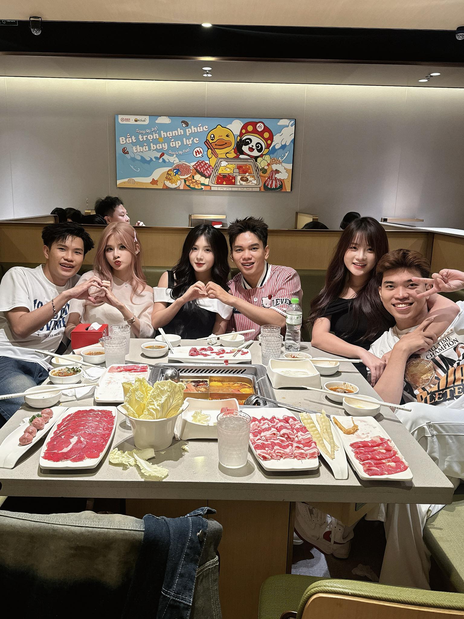 Hẹn hò tập thể với cặp đôi của Quỳnh Alee, Lyly Sury nhận sự khiếm nhã của cộng đồng mạng- Ảnh 1. Hẹn hò tập thể với cặp đôi của Quỳnh Alee, Lyly Sury nhận sự khiếm nhã của cộng đồng mạng- Ảnh 1.