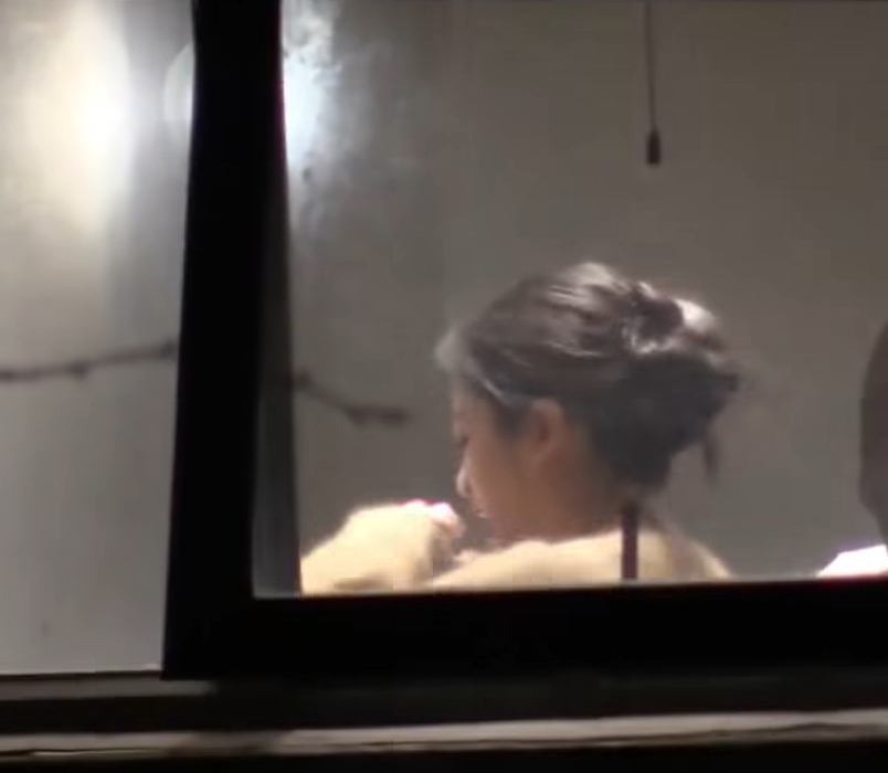 Bắt gặp ngọc nữ màn ảnh vừa hút thuốc vừa đánh bài: Hình tượng ngoan hiền sụp đổ, đừng nhìn mặt mà bắt hình dong- Ảnh 1.