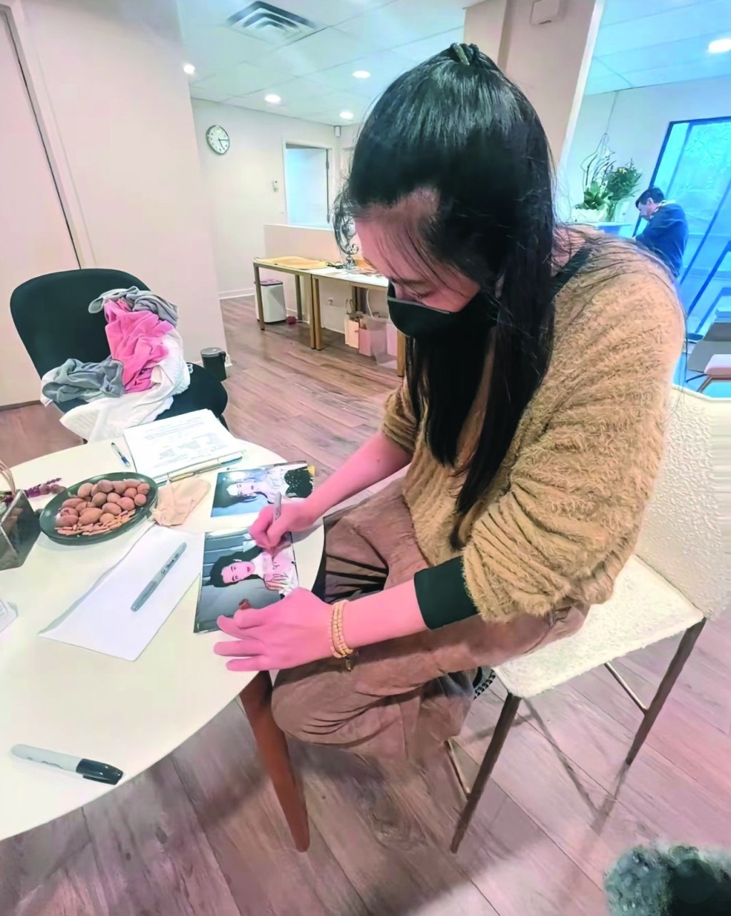 "Ngọc nữ đẹp khuynh đảo châu Á" nay mặt mũi biến dạng không nhận ra, mở tiệm trị liệu massage gom bạc lẻ- Ảnh 23. "Ngọc nữ đẹp khuynh đảo châu Á" nay mặt mũi biến dạng không nhận ra, mở tiệm trị liệu massage gom bạc lẻ- Ảnh 23.