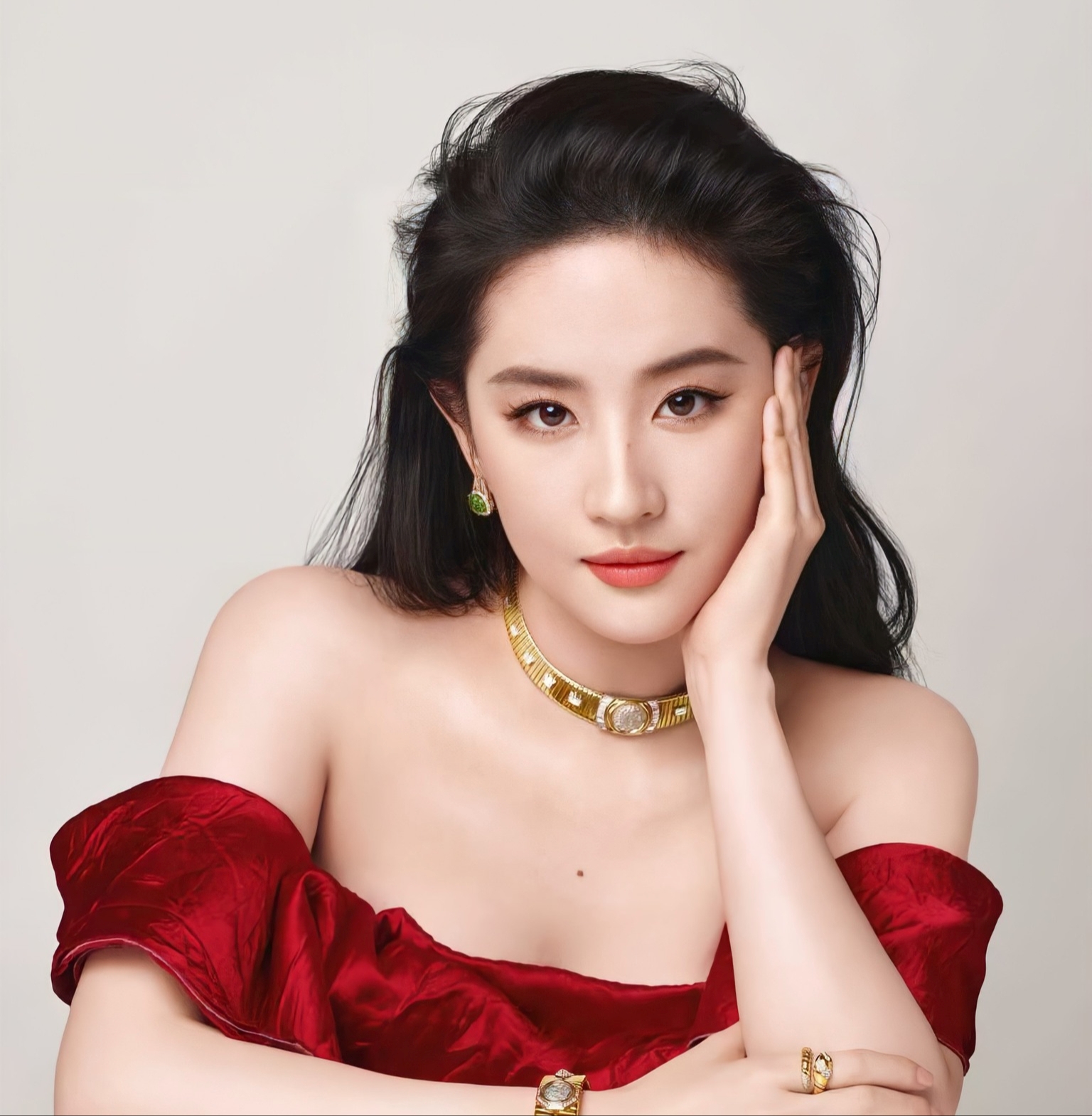 Lưu Diệc Phi lộ nhân cách thật khi bị phóng viên sàm sỡ giữa họp báo- Ảnh 1.