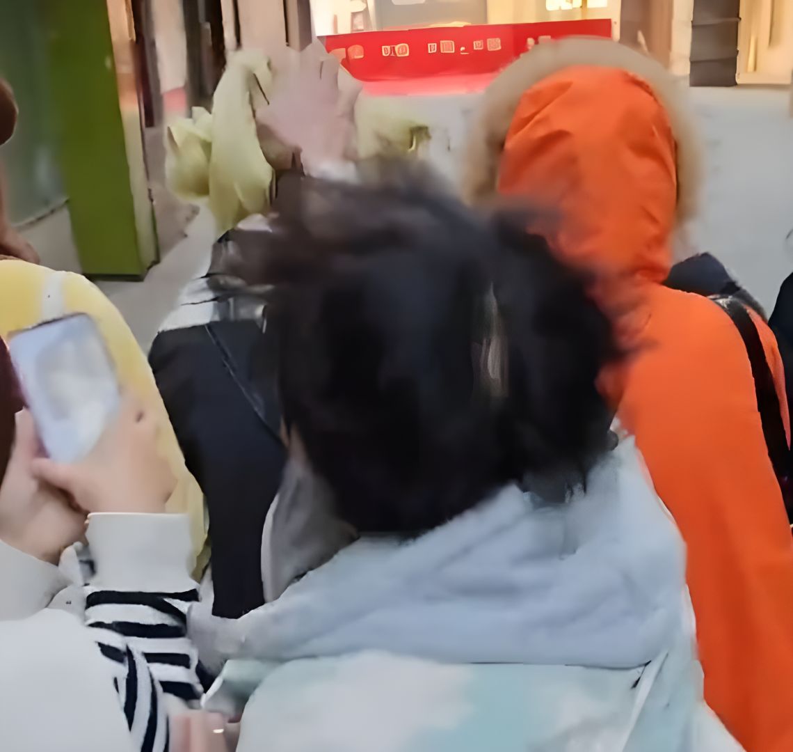 Nữ cosplayer My Hero Academia bị đám đông vây đánh, đốt tóc giả ngay giữa trung tâm thương mại- Ảnh 2.