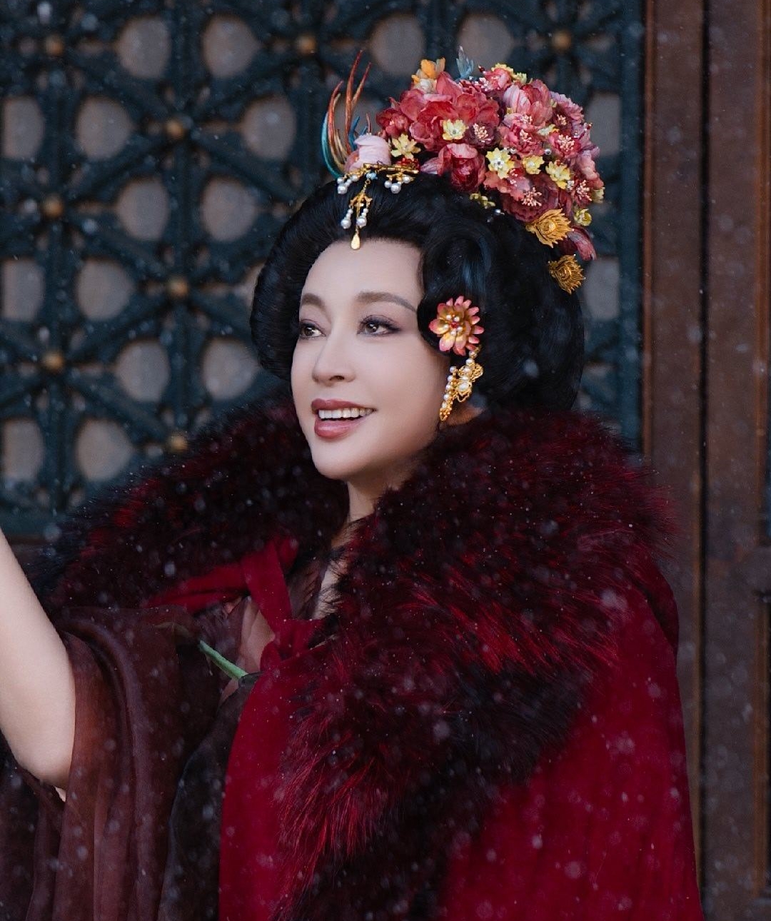 Cần có lệnh cấm minh tinh này cưa sừng làm nghé: 75 tuổi vẫn đóng thiếu nữ 16, không tự soi gương à?- Ảnh 4.