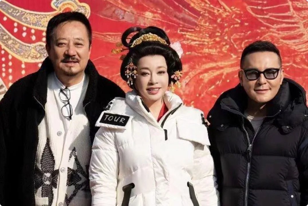 Cần có lệnh cấm minh tinh này cưa sừng làm nghé: 75 tuổi vẫn đóng thiếu nữ 16, không tự soi gương à?- Ảnh 1.