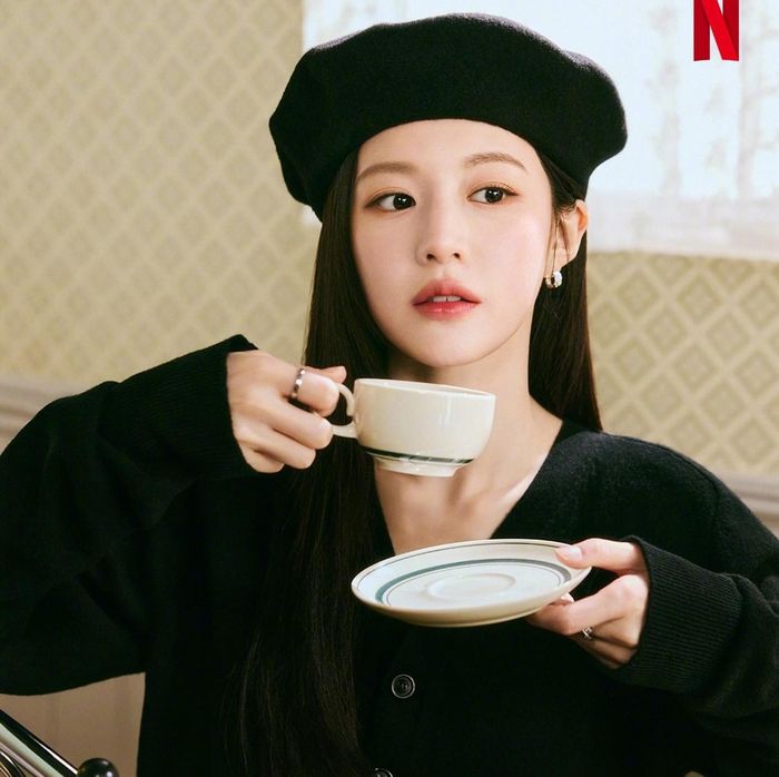 Ngắm trọn visual không góc chết của gương mặt "tỷ lệ kim cương" khiến 13 quốc gia mê mẩn trên Netflix- Ảnh 1.