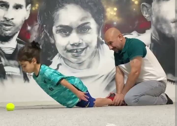 Thần đồng thể hình nhí, 6 tuổi cơ bắp đã cuồn cuộn 6 múi- Ảnh 2. Thần đồng thể hình nhí, 6 tuổi cơ bắp đã cuồn cuộn 6 múi- Ảnh 2.