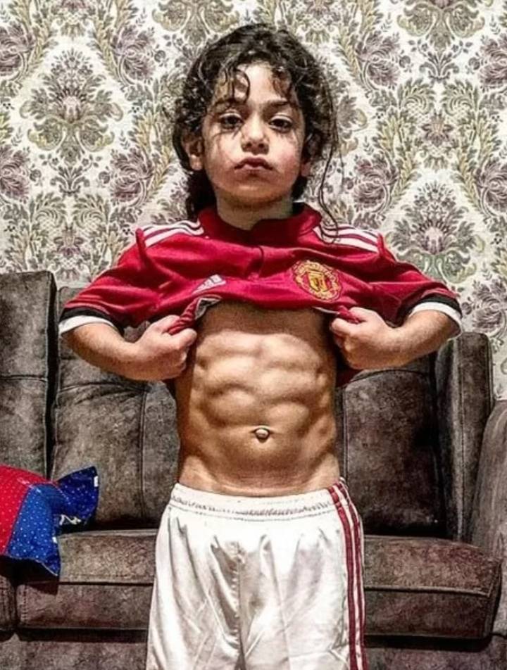 Thần đồng thể hình nhí, 6 tuổi cơ bắp đã cuồn cuộn 6 múi- Ảnh 1. Thần đồng thể hình nhí, 6 tuổi cơ bắp đã cuồn cuộn 6 múi- Ảnh 1.