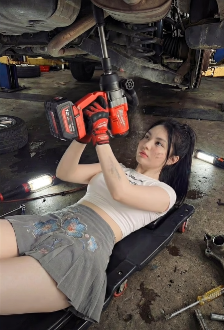 Dùng AI tạo hot girl biết "sửa xe", kênh fanpage hút view "rần rần", khiến CĐM hết sức lo lắng- Ảnh 2. Dùng AI tạo hot girl biết "sửa xe", kênh fanpage hút view "rần rần", khiến CĐM hết sức lo lắng- Ảnh 2.