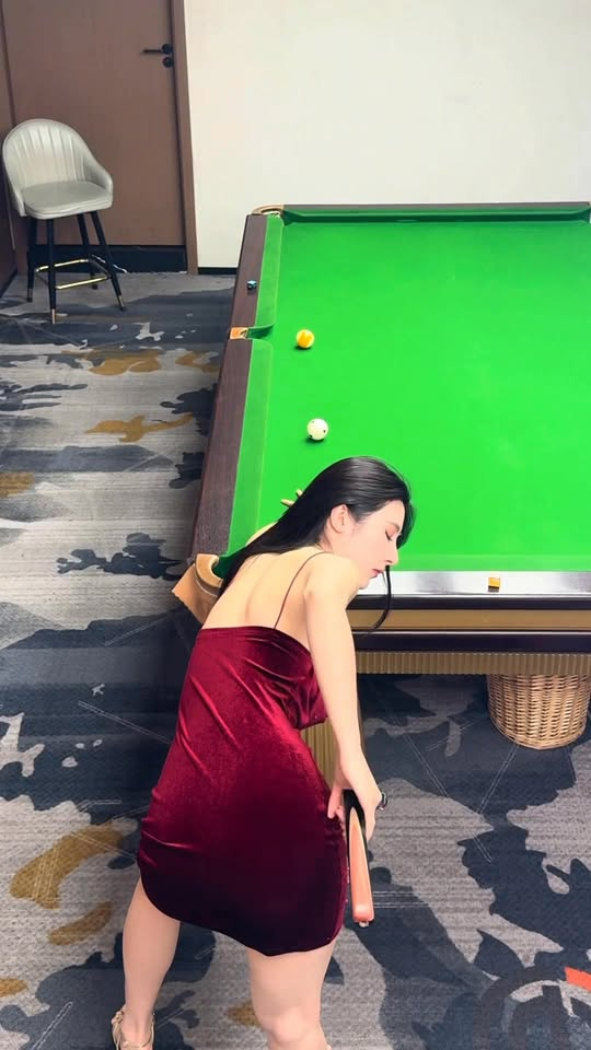 Trổ tài bắn bida không cần nhìn, hot girl lập tức hút cả triệu view- Ảnh 1.