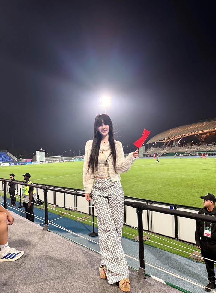 Hot girl xuất hiện trong trận U23 Việt Nam - Hàn Quốc khiến cộng đồng mạng ngỡ ngàng- Ảnh 1.
