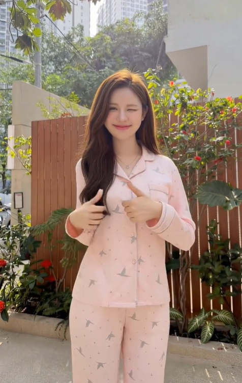 Thêm một hot girl AI gây náo loạn MXH, xinh như thế này thì quả thực là… "thật giả lẫn lộn"- Ảnh 2. Thêm một hot girl AI gây náo loạn MXH, xinh như thế này thì quả thực là… "thật giả lẫn lộn"- Ảnh 2.