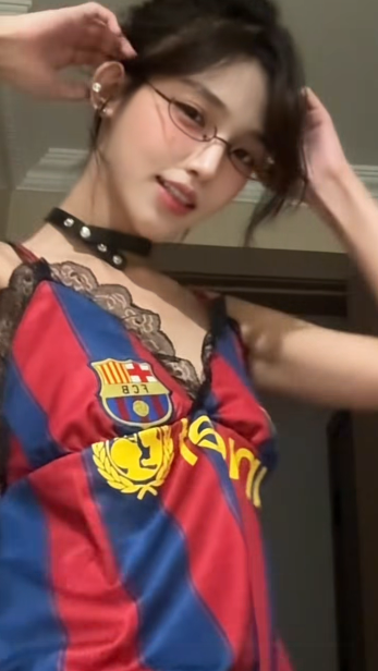 Hai hot girl fan Barca với Real Madrid "var cực căng" khiến anh em game thủ "đau não"- Ảnh 1.