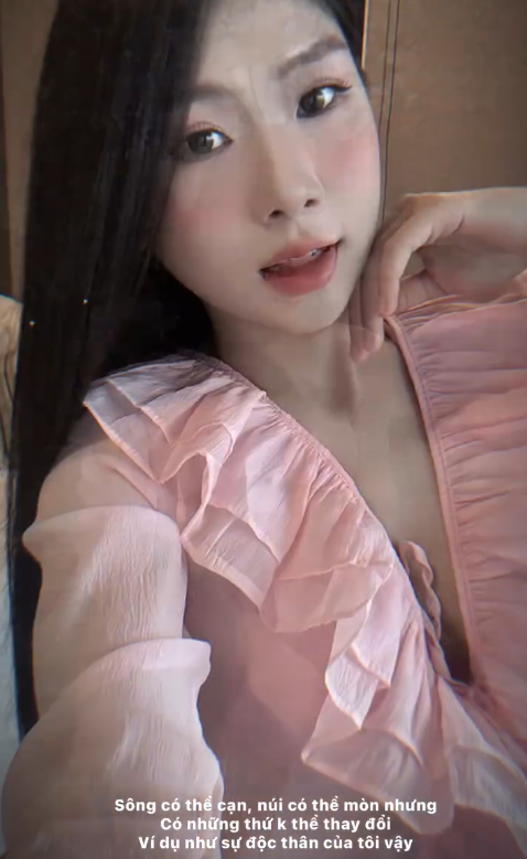 Bắt trend biến hình, nữ MC khiến người xem ngỡ ngàng với outfit bikini đầy táo bạo- Ảnh 2.