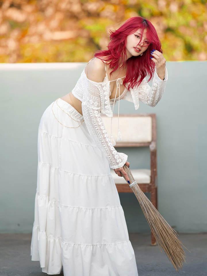 Tạo dáng quét nhà đảm đang, nữ coser được fan mê mệt đòi bế về làm vợ- Ảnh 3.