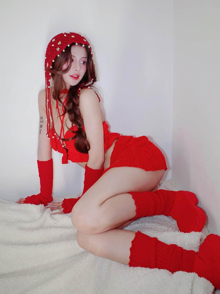 Tạo dáng quét nhà đảm đang, nữ coser được fan mê mệt đòi bế về làm vợ- Ảnh 5.