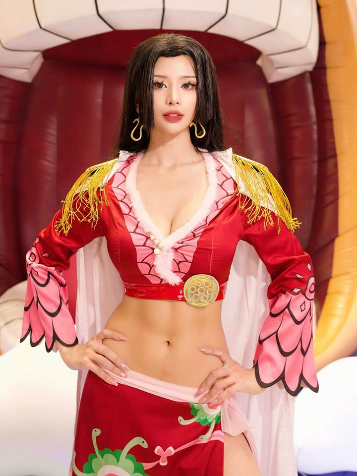 Tạo dáng quét nhà đảm đang, nữ coser được fan mê mệt đòi bế về làm vợ- Ảnh 6.