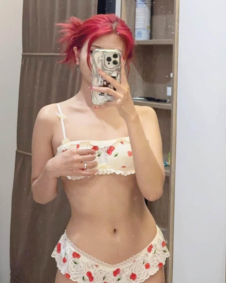 Tạo dáng quét nhà đảm đang, nữ coser được fan mê mệt đòi bế về làm vợ- Ảnh 11.