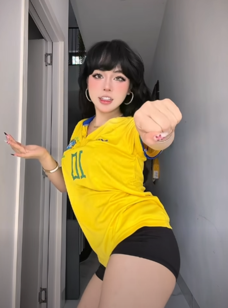Chưa tới World Cup, Bảo Khuyên Susan đã khiến người xem "cháy" hết mình với màn "cà hẩy" vô cùng quyến rũ- Ảnh 2. Chưa tới World Cup, Bảo Khuyên Susan đã khiến người xem "cháy" hết mình với màn "cà hẩy" vô cùng quyến rũ- Ảnh 2.