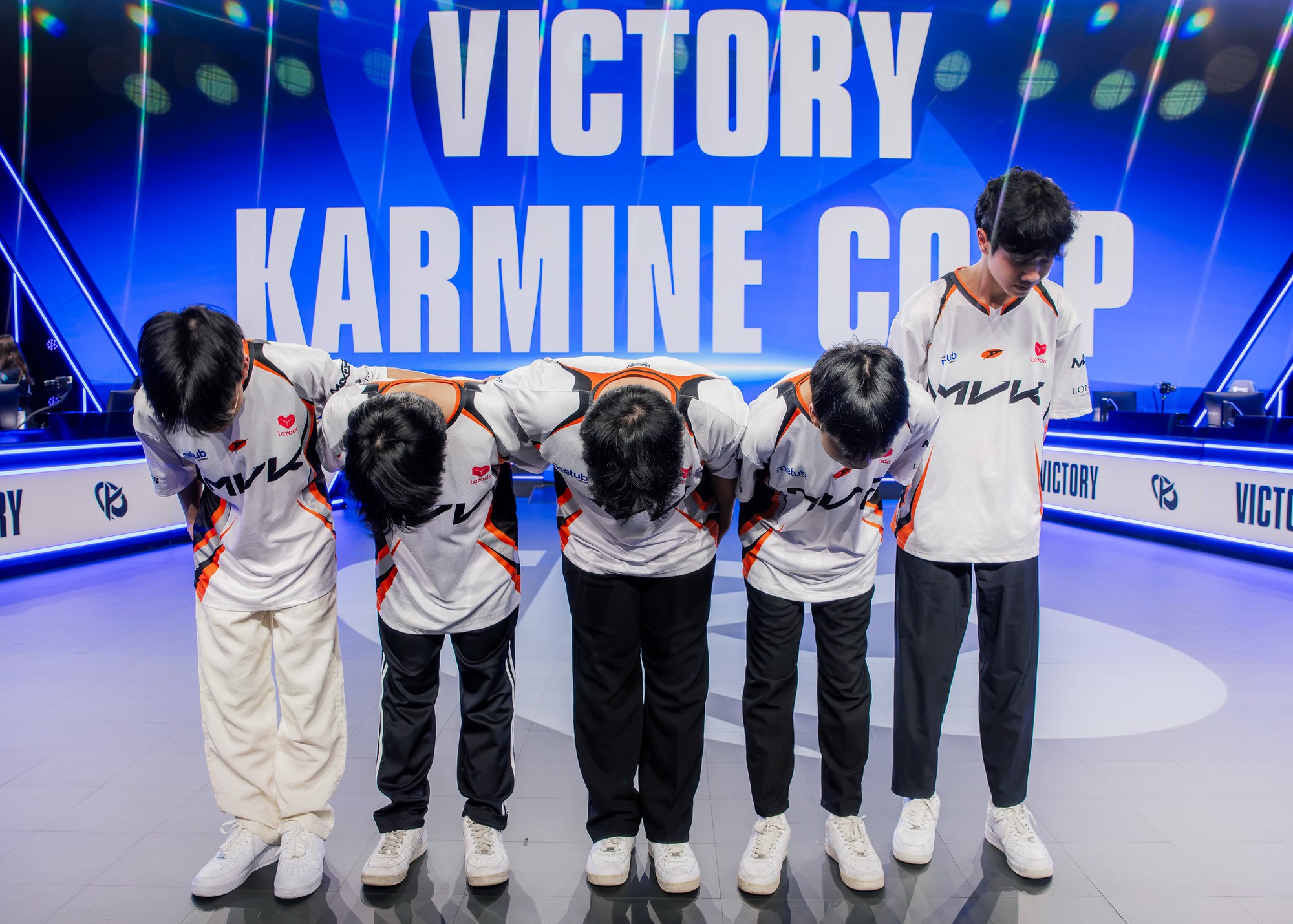 Các tuyển thủ MVK cúi chào trên sân khấu, phía sau là dòng chữ Victory Karmine Corp.