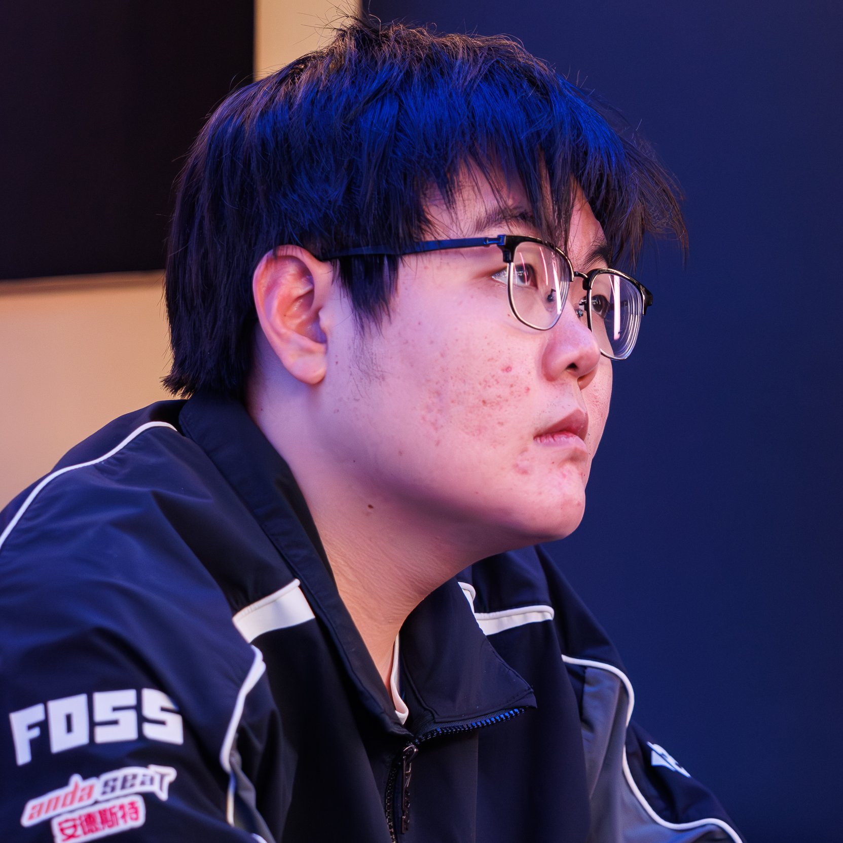 Tuyển thủ 369 trong trang phục thi đấu chính thức của Top Esports