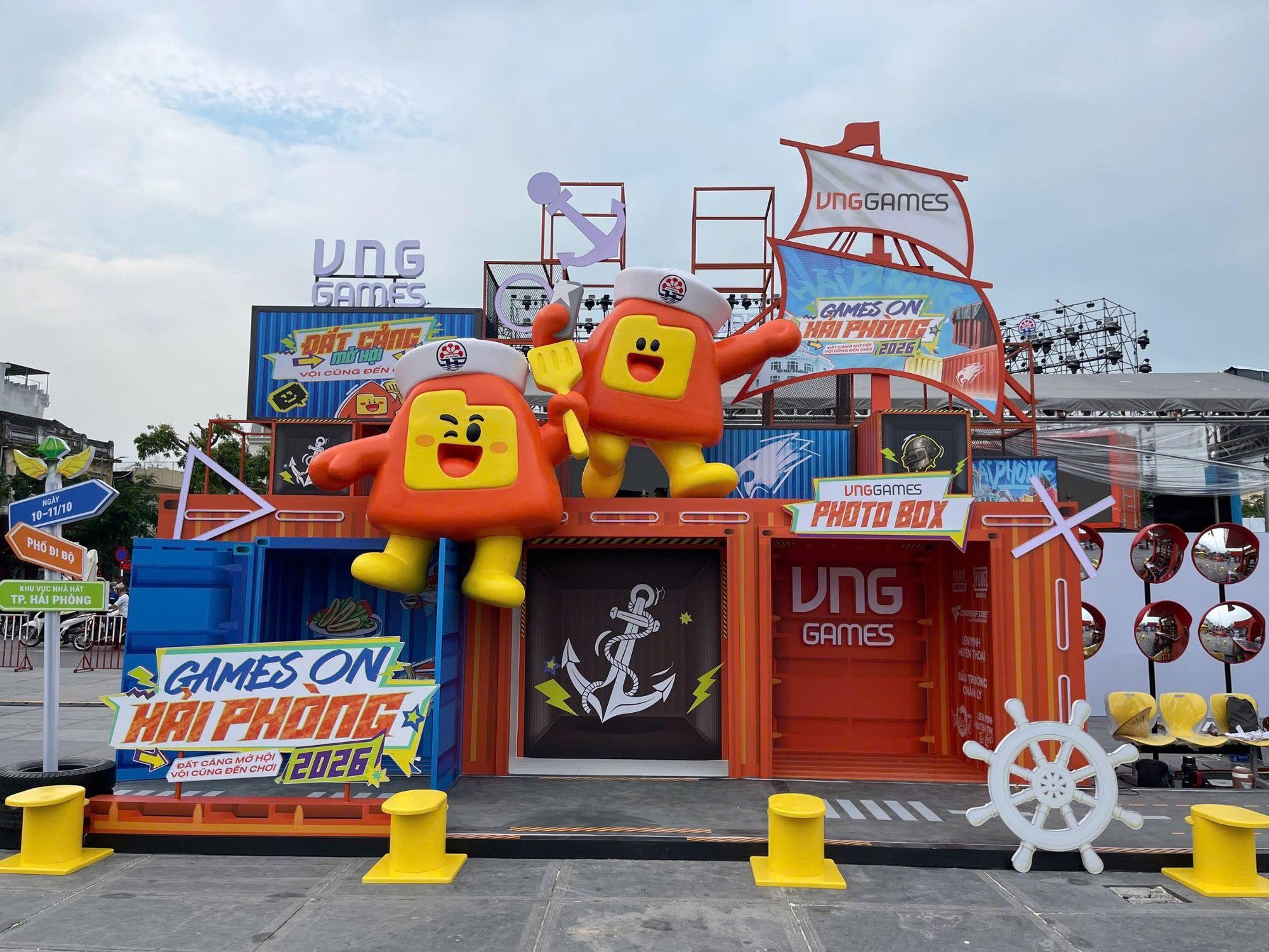 Khu chụp ảnh Games ON Hải Phòng 2026 với hai mô hình linh vật cam vàng, logo VNGGames và trang trí hình tàu
