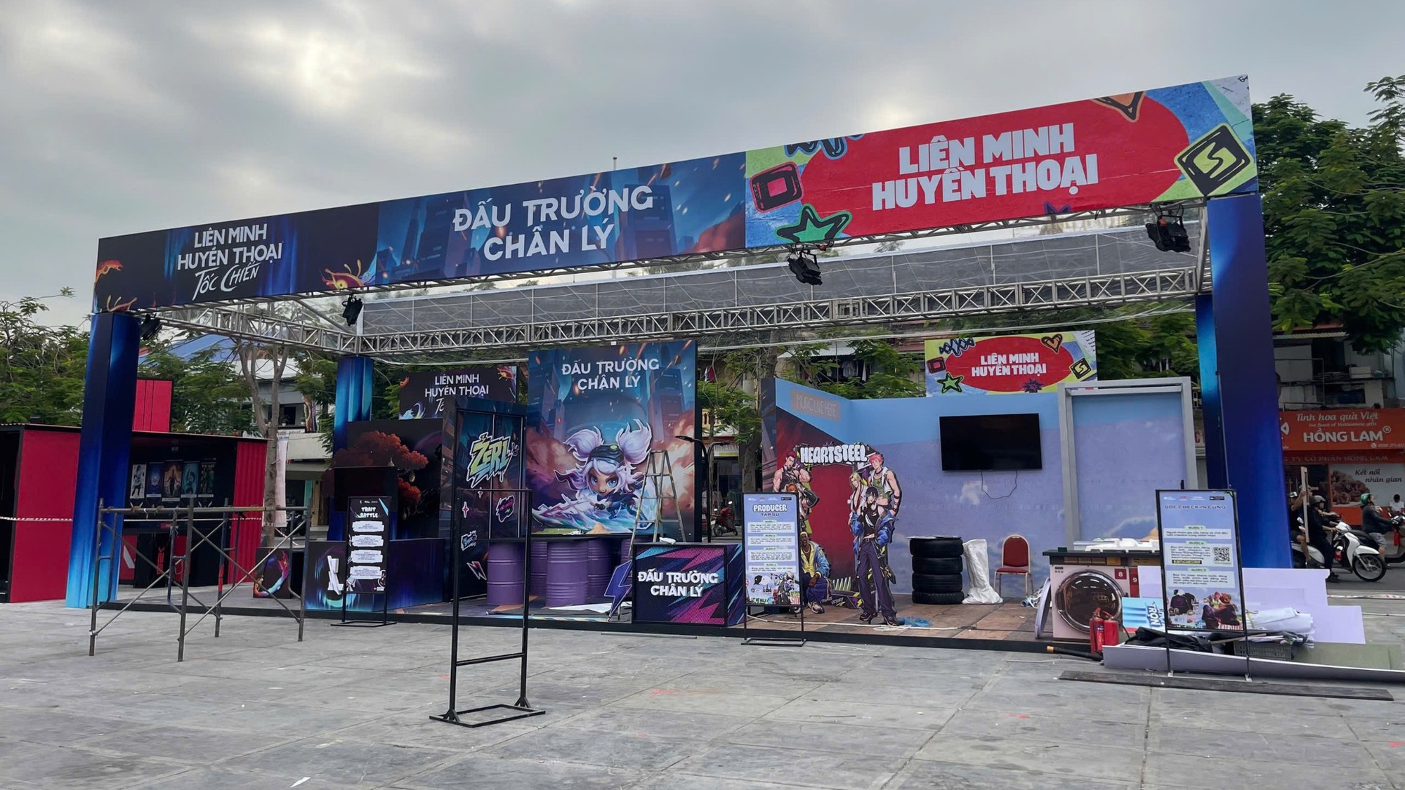 Gian hàng ngoài trời có biển Liên Minh Huyền Thoại Tốc Chiến, Đấu Trường Chân Lý và Liên Minh Huyền Thoại