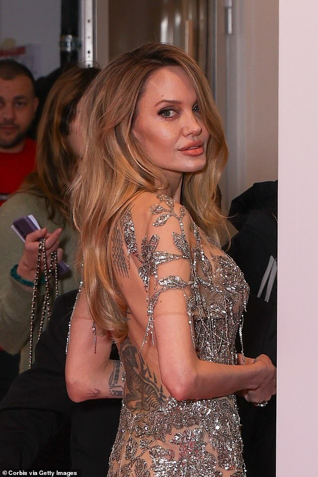 Angelina Jolie diện mốt không nội y- Ảnh 3.