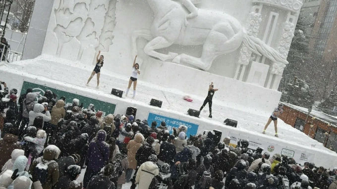 Nhóm idol gây sốc khi lột đồ, mặc bikini biểu diễn giữa tuyết rơi -10°C- Ảnh 3.