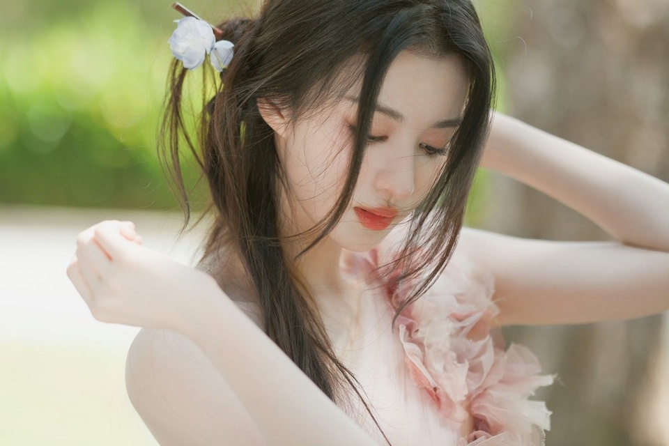 "Tiểu Lưu Diệc Phi" hút hồn khán giả bởi vẻ đẹp vừa thuần khiết vừa quyến rũ- Ảnh 1.